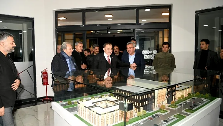 Eroğlu'ndan Dünya Kayısı Ticaret Merkezine övgü