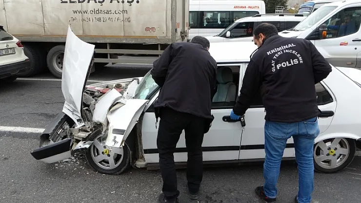 Kırmızı ışıkta bekleyen araçların arasına daldı