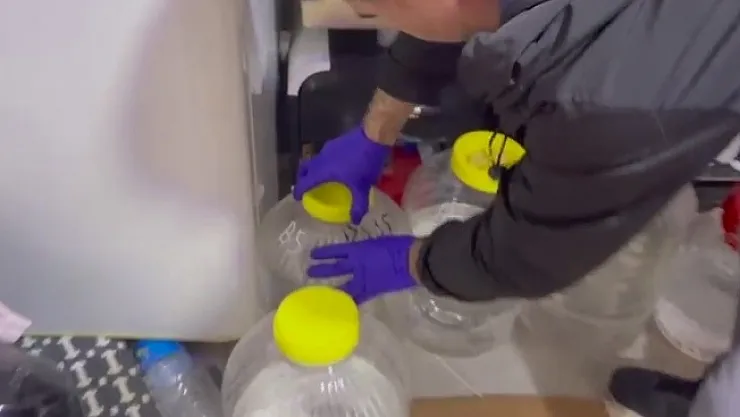 Laboratuvar gibi sahte içki atölyesi