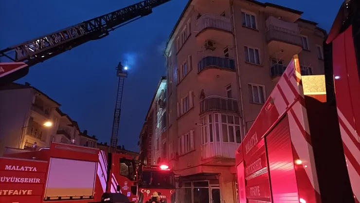 Malatya'da korkutan çatı yangını