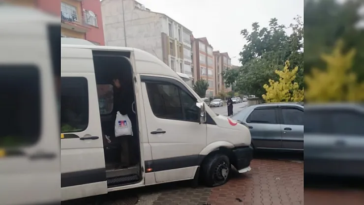 Minibüs ile otomobil çarpıştı: 3 yaralı