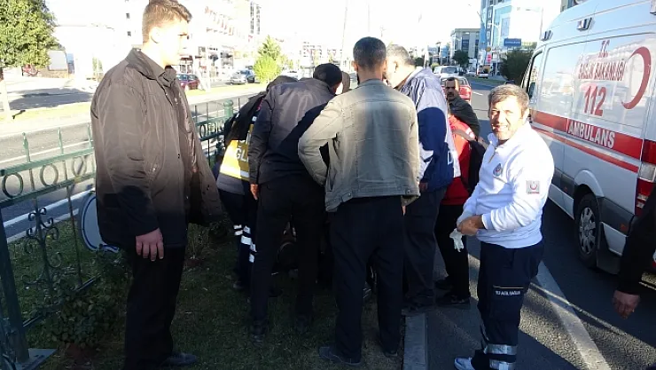 Otomobilin çarptığı çocuk refüje düştü