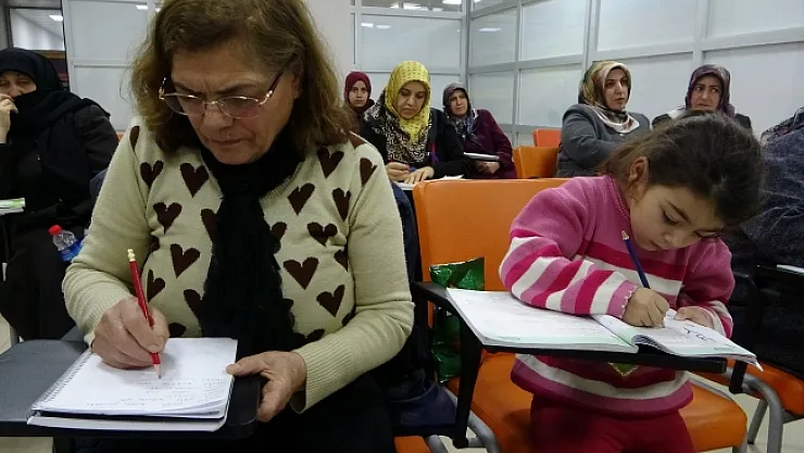 56 yaşında anne oldu, 63 yaşında okuma yazma kursuna başladı