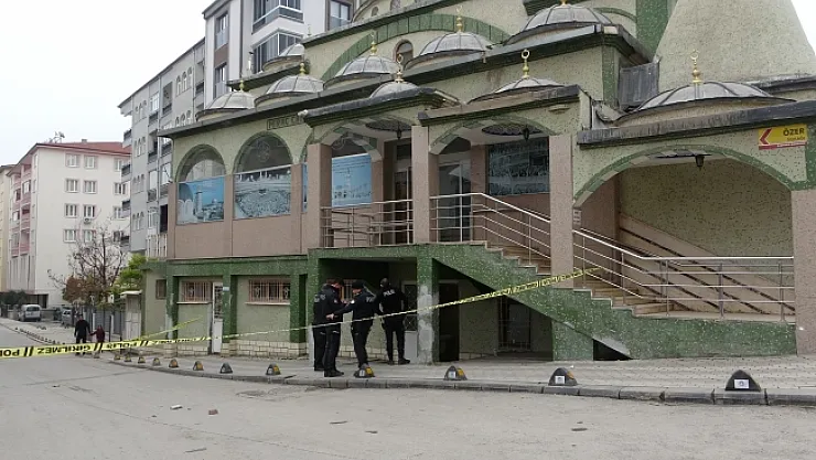 Abdest almak için girdiği camide silahla vuruldu