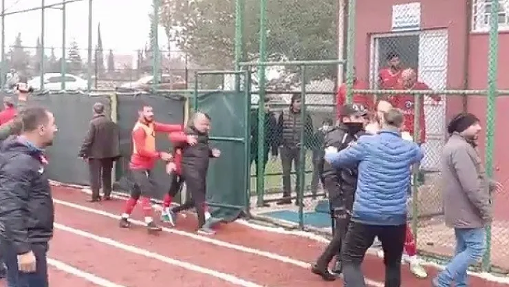 Amatör maçta olaylar çıktı! Hakemler, polis eşliğinde sahadan çıkarıldı