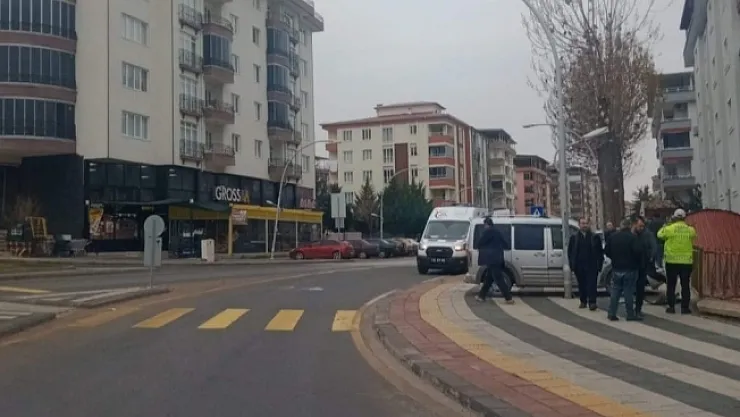 Hafif ticari araç istinat duvarına çaptı: 1 yaralı