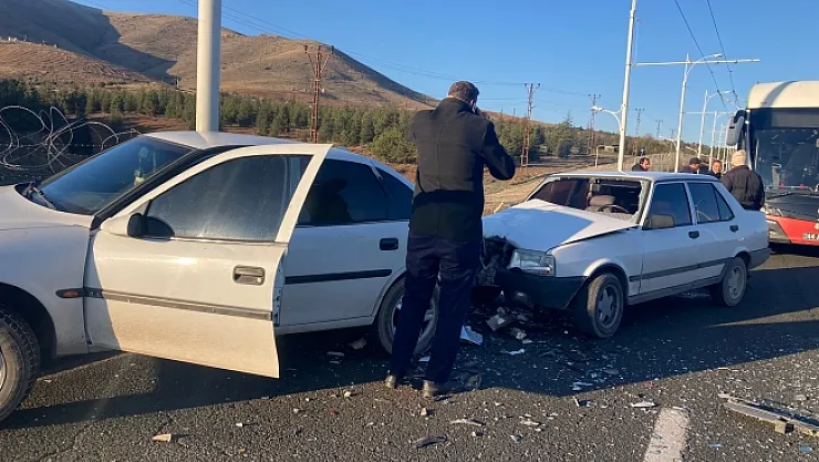 İki otomobil çarpıştı: 1 yaralı