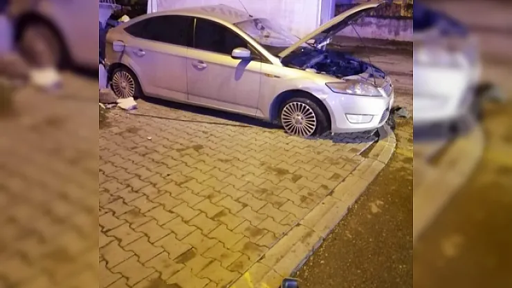 İki otomobil çarpıştı: 3 yaralı