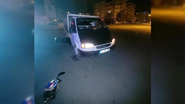 Kamyonet ile motosiklet çarpıştı: 2 yaralı