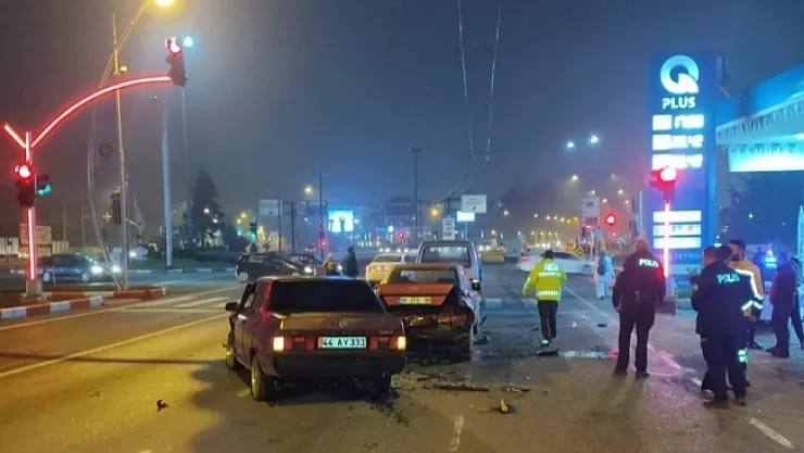 Kırmızı ışıkta zincirleme kaza!