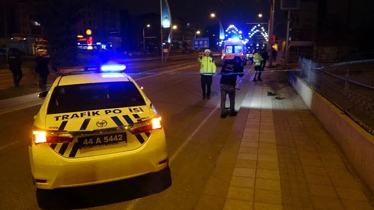 Kontrolden çıkan araç kaldırımda yürüyenlerin arasına daldı: 2 ölü, 1 yaralı