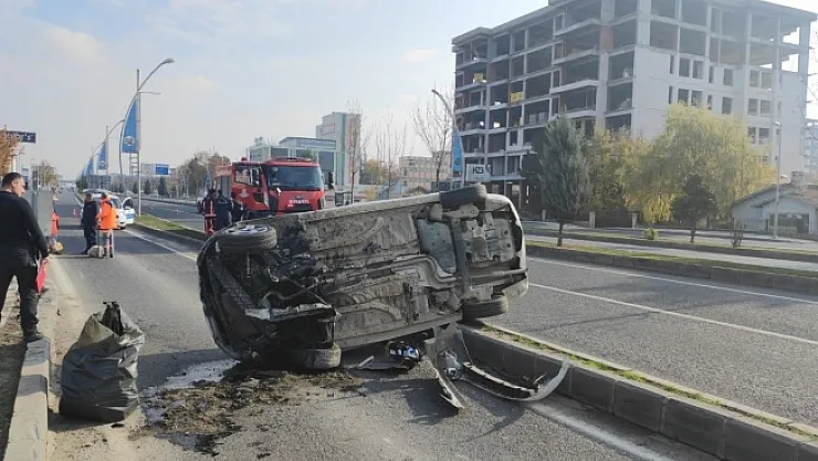 Malatya'da otomobilin refüje çarptığı kaza kameralara yansıdı