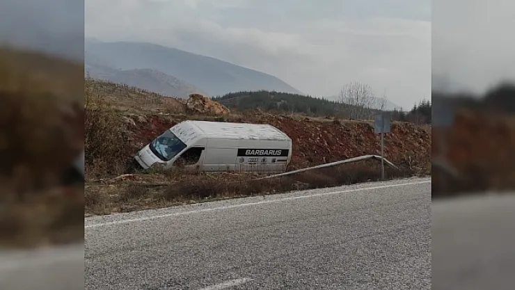 Minibüs şarampole devrildi: 2 yaralı