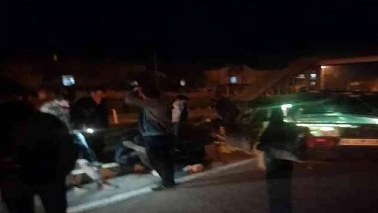 Otomobil refüje çarptı : 2 yaralı!