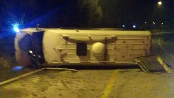 Servis aracı ile hafif ticari araç çarpıştı: 1 yaralı