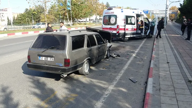 Yolcu indiren otomobile başka bir otomobil çarptı: 4 yaralı
