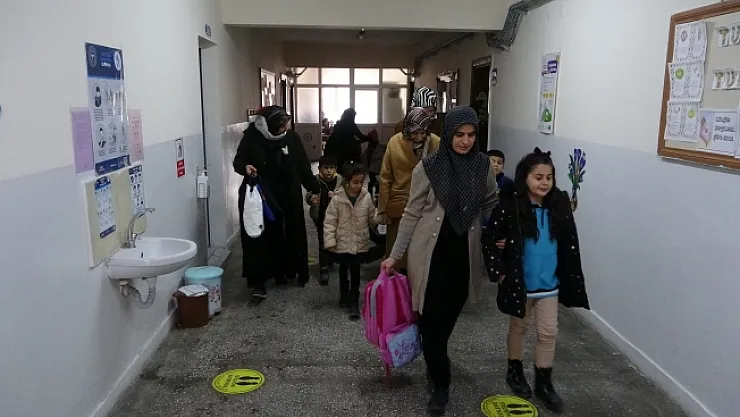 Bu okulda ders zili hem öğrenci hem veliler için çalıyor