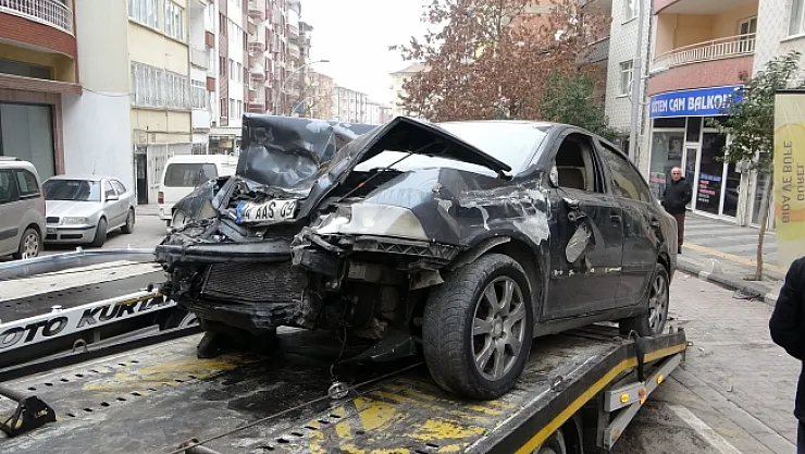 Kontrolden çıkan otomobil park halindeki araçların arasına daldı: 1 yaralı