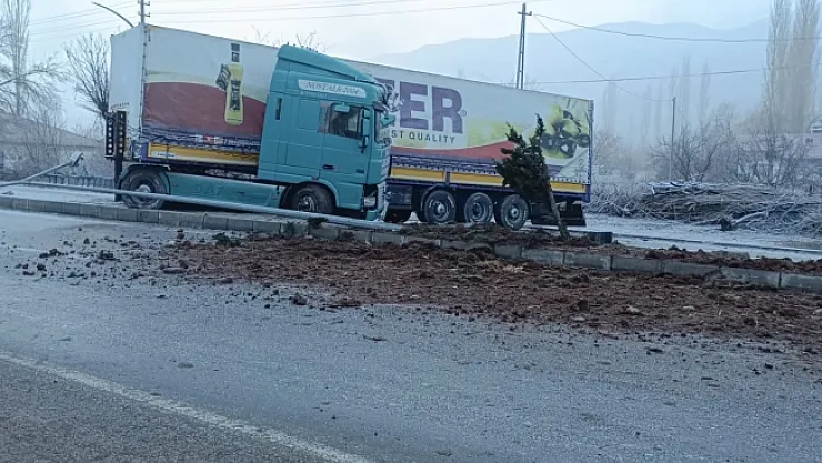 Makas kıran tır trafiği kilitledi