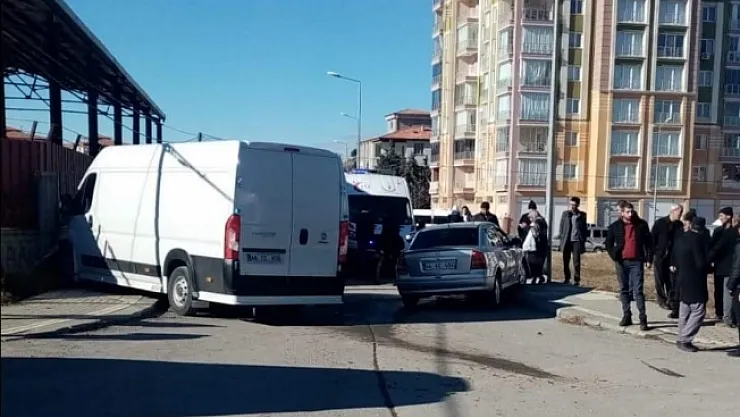 Minibüs ile otomobil çarpıştı: 2 yaralı