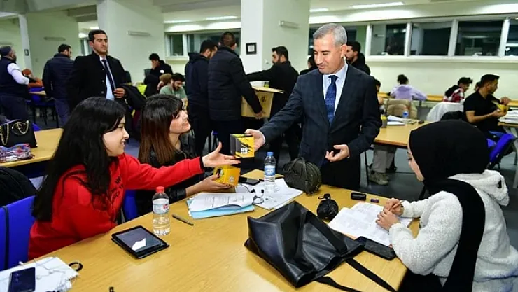 Öğrencilere 'Büte Kalma İkrama Kal' etkinliği