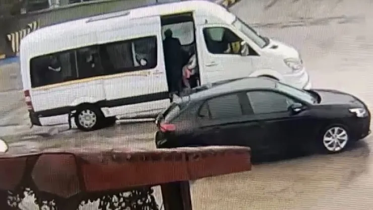 Servis şoförü öğrencileri tokatladı