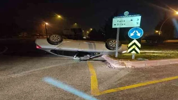 Takla atan otomobil ters döndü! 4 yaralı
