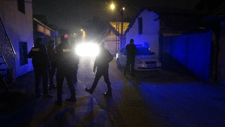 Tartıştığı babası ve kız kardeşini bıçakla yaraladı