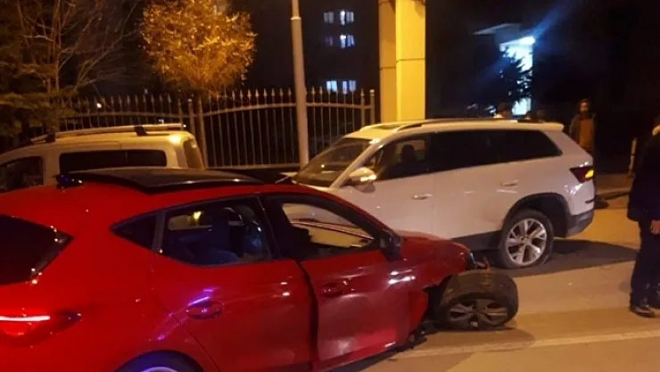 Üç aracın karıştığı kazada 2 kişi yaralandı