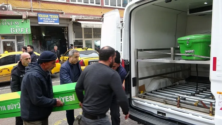 Yarı çıplak halde ölü bulundu