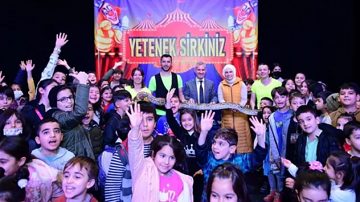 Yeşilyurt'ta çocuklara karne hediyesi