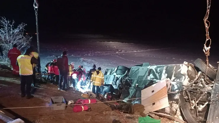 Yolcu otobüsü şarampole devrildi: 4 ölü, 24 yaralı