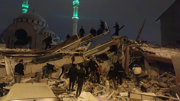 Deprem Felaketi! Enkazda aramalar sürüyor