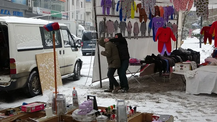 Kar nedeniyle müşteri bulamayınca kar topu oynadılar