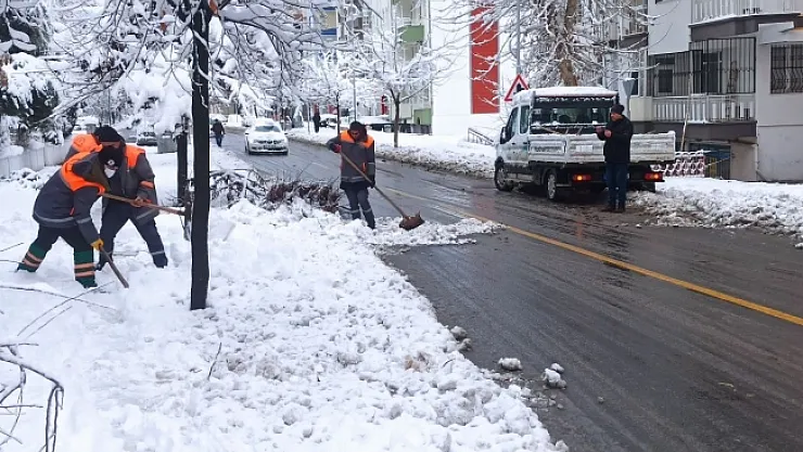 Malatya karlı bir güne uyandı