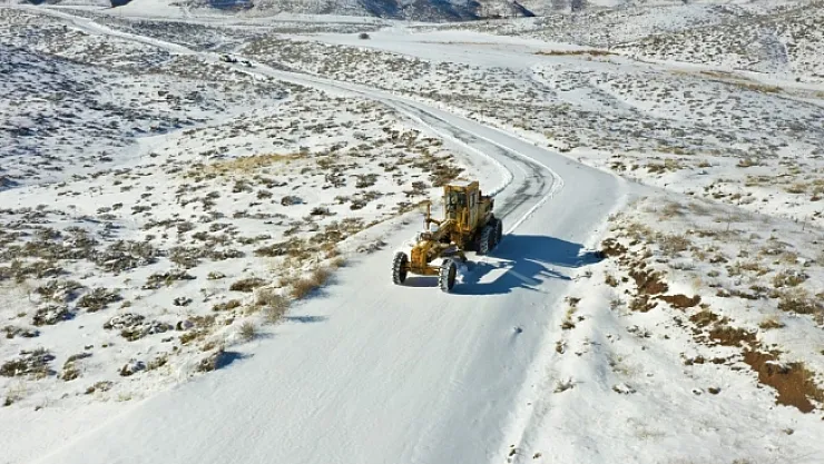 Malatya'da 530 kırsal mahallenin yolu kardan kapandı