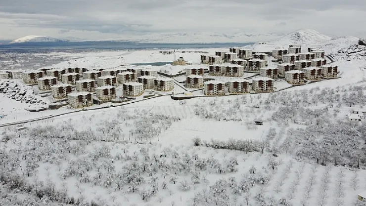 Malatya'da kayısı bahçeleri beyaz gelinliğini giydi
