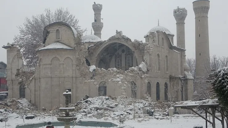 Malatya'da tarihi cami depremde yıkıldı