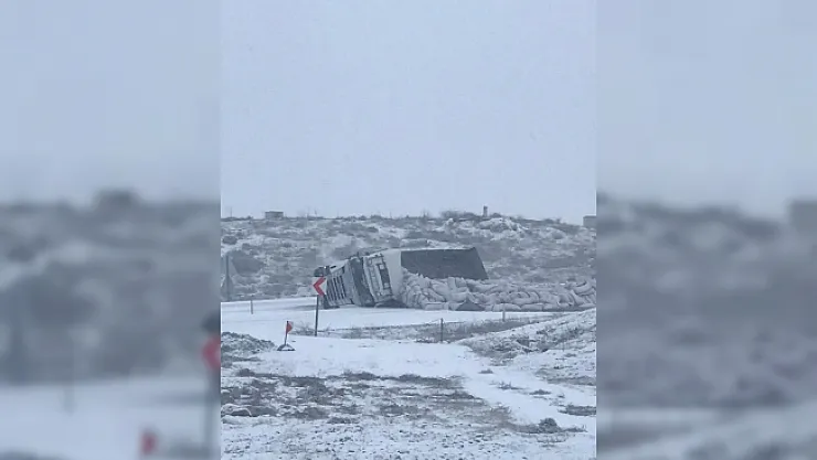 Tır karlı yolda devrildi!