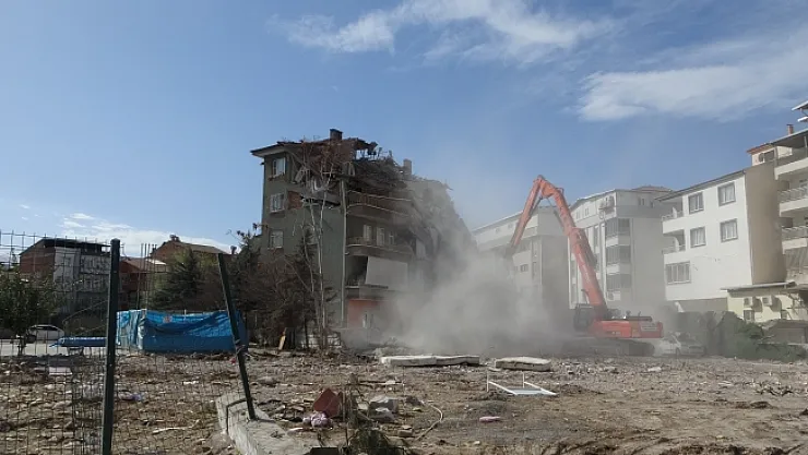 Ağır hasarlı evlerinin yıkılışını gözyaşları ile izlediler