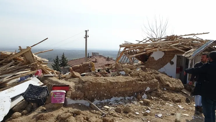 Annesinin cenazesini enkazdan elleriyle çıkardı