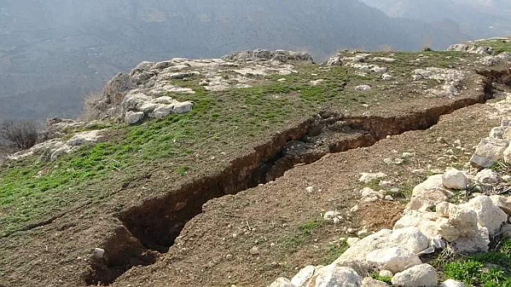 Deprem dağları bile ikiye ayırdı