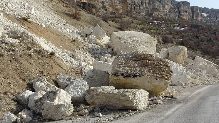 Deprem, Malatya'da dağları yerinde oynattı