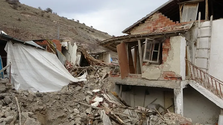 Depremde enkaza dönen mahalle taşınmak istiyor