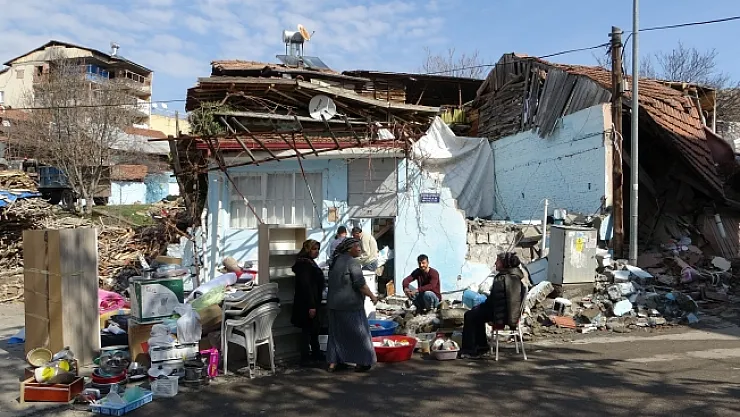 Depremzede vatandaşlar: &quotEvlerimiz patır patır döküldü"
