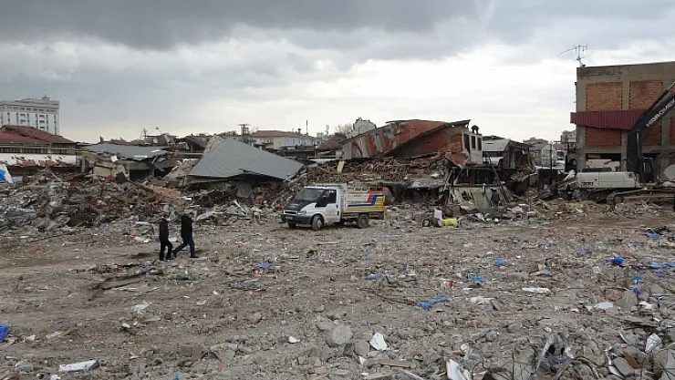 Enkaza dönenen tarihi çarşının esnafı 'geçmiş günlerini' arıyor