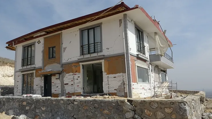 Fay hattı üzerine yapılan milyonluk ev kağıt gibi dağıldı