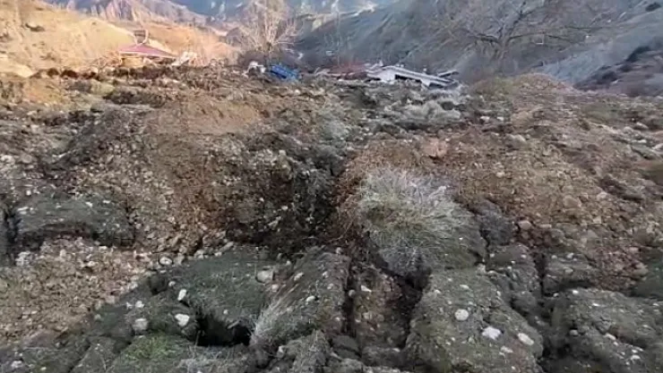 Malatya'da heyelan! 'Arazi dereye doğru yürüyor'