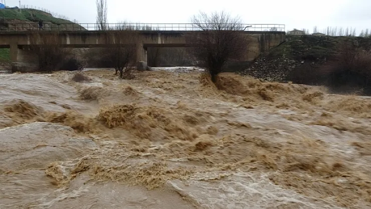 Malatya'da sel metrelerce yükseklikte dalgalar oluşturdu