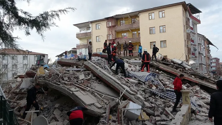 Malatya'da 4 katlı ağır hasarlı bina çöktü!